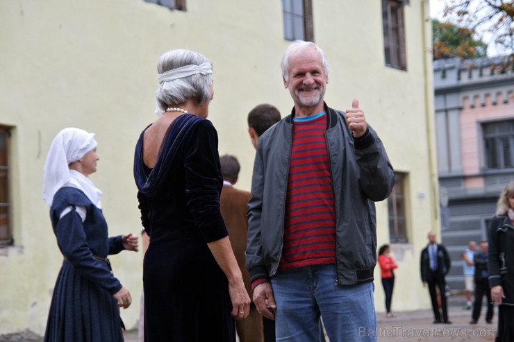 Rožu laukumā dejotāji mācīja senas dejas soļus arī pasākuma viesiem. 133896