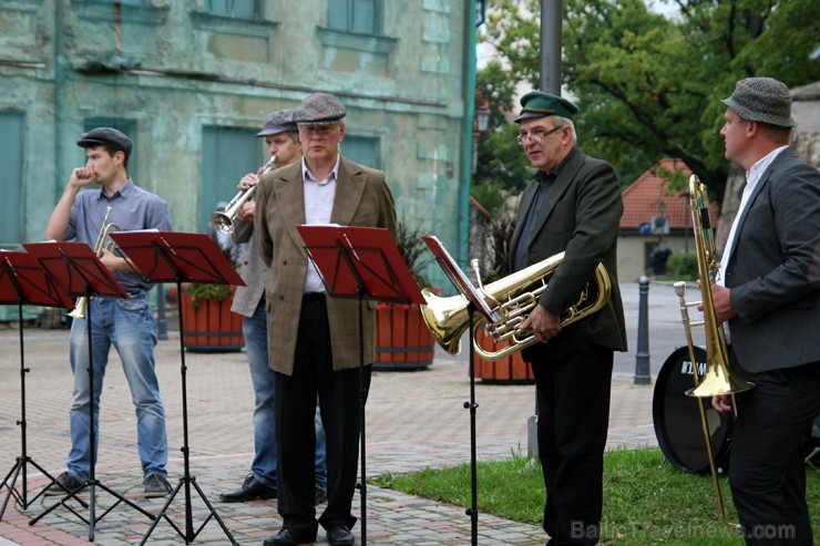 Tērpušies pagājušo gadsimtu drēbēs, cēsinieki priecēja pilsētas iedzīvotājus un viesus ar dejām un ekskursijām vecpilsētā. 133898