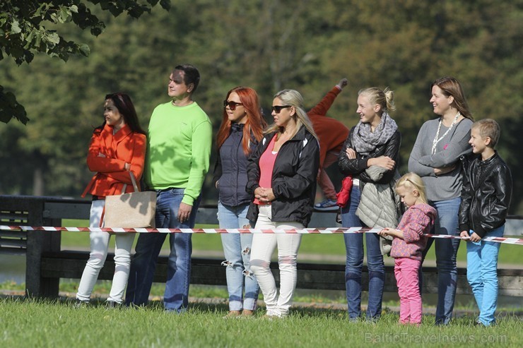 Uzvaras parkā norisinājušās suņu frisbija sacensības 134535