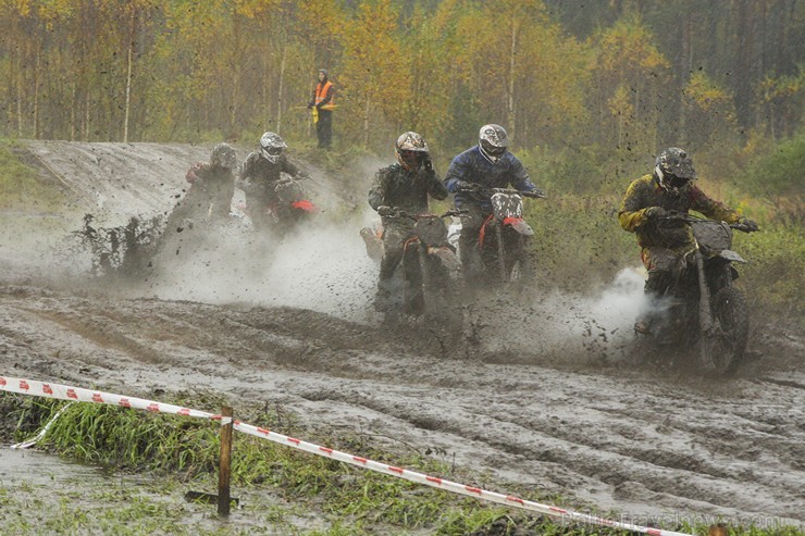 Jaunmārupē pavisam rudenīgos apstākļos noslēgusies Retro motokrosa sezona 135989