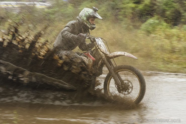 Retro Motokross ir atpūta brīvā dabā ar ģimeni, desiņām un pavizināšanos ar motociklu šķēršļotā apvidū - norobežotā Retro aplī. Atpūta paredzēta klasi 135993