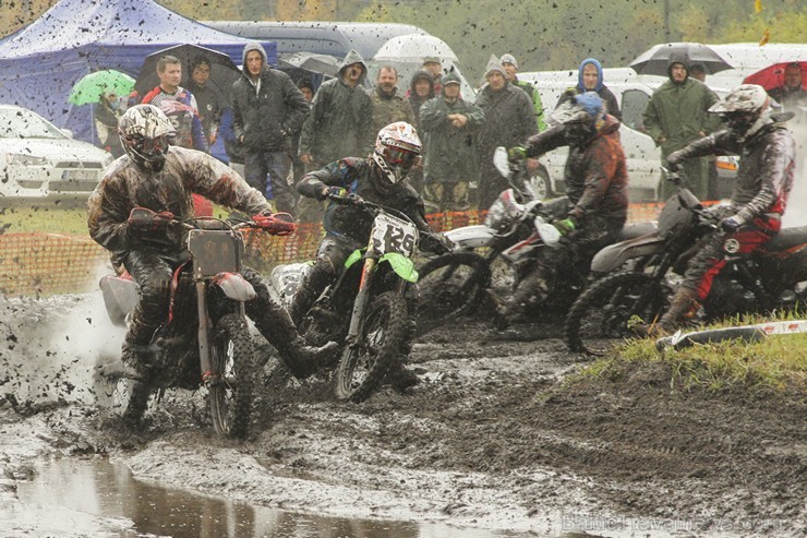 Jaunmārupē pavisam rudenīgos apstākļos noslēgusies Retro motokrosa sezona 135994