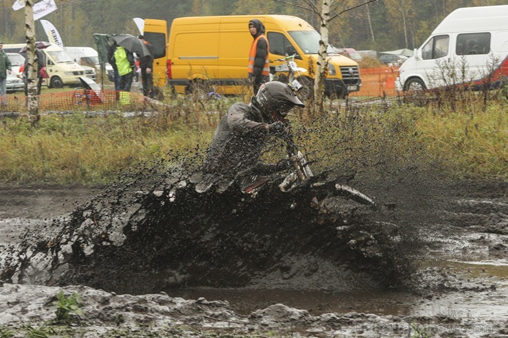 Jaunmārupē pavisam rudenīgos apstākļos noslēgusies Retro motokrosa sezona 135995