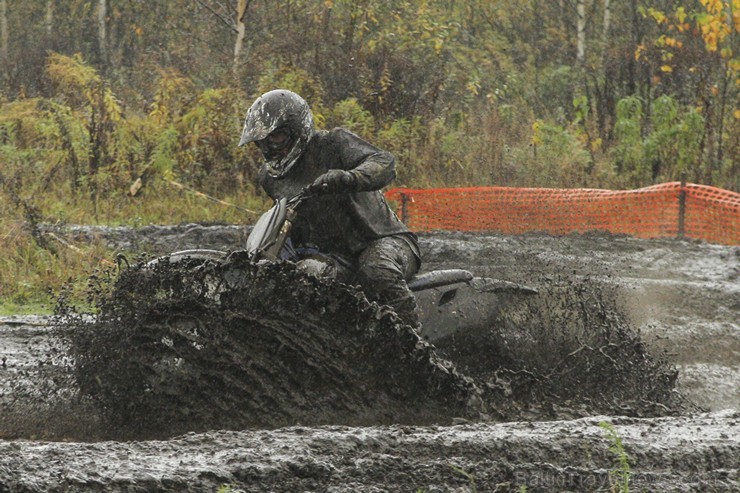 Jaunmārupē pavisam rudenīgos apstākļos noslēgusies Retro motokrosa sezona 135996