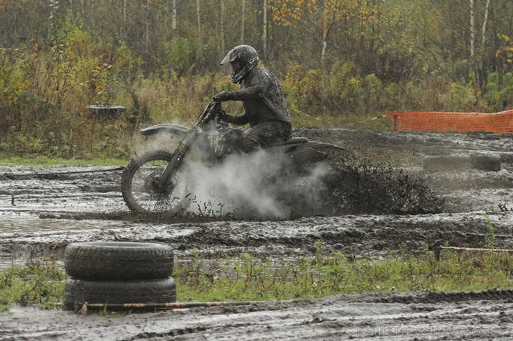 Jaunmārupē pavisam rudenīgos apstākļos noslēgusies Retro motokrosa sezona 135997