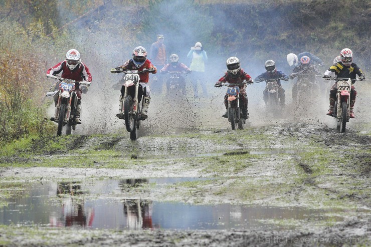 Jaunmārupē pavisam rudenīgos apstākļos noslēgusies Retro motokrosa sezona 135999