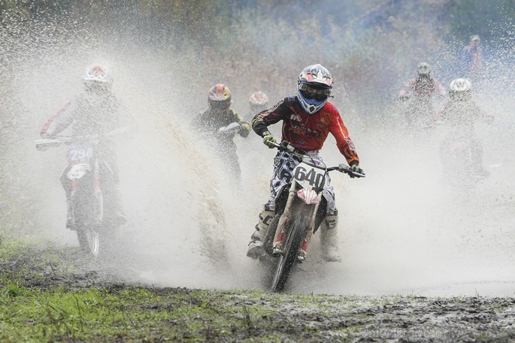 Jaunmārupē pavisam rudenīgos apstākļos noslēgusies Retro motokrosa sezona 136000