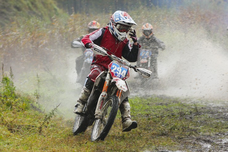 Jaunmārupē pavisam rudenīgos apstākļos noslēgusies Retro motokrosa sezona 136001