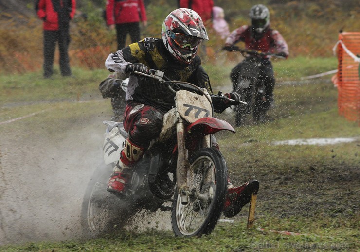 Jaunmārupē pavisam rudenīgos apstākļos noslēgusies Retro motokrosa sezona 136002