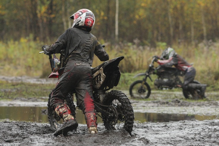 Jaunmārupē pavisam rudenīgos apstākļos noslēgusies Retro motokrosa sezona 136003