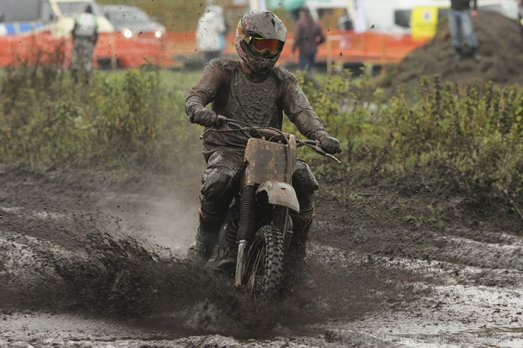 Jaunmārupē pavisam rudenīgos apstākļos noslēgusies Retro motokrosa sezona 136005