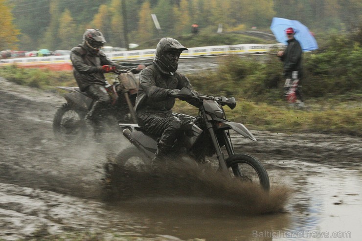 Jaunmārupē pavisam rudenīgos apstākļos noslēgusies Retro motokrosa sezona 136010