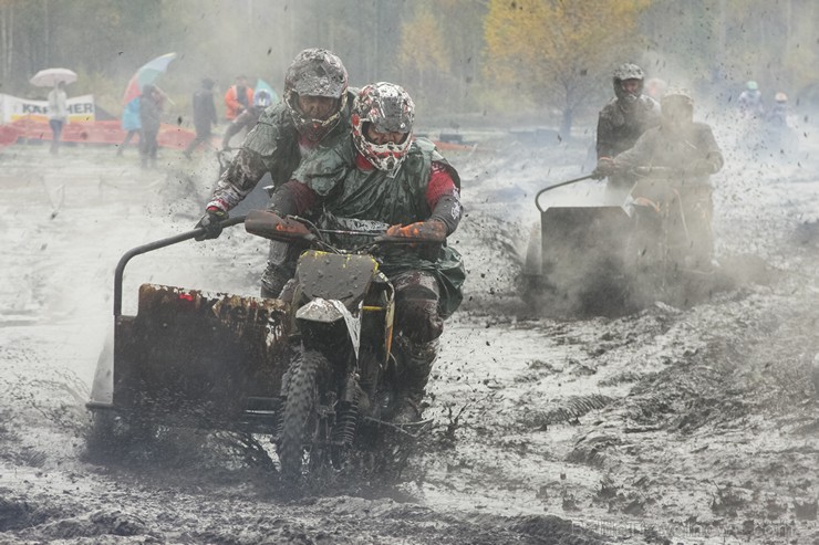 Jaunmārupē pavisam rudenīgos apstākļos noslēgusies Retro motokrosa sezona 136013