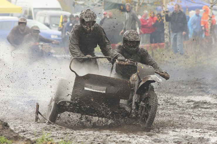 Jaunmārupē pavisam rudenīgos apstākļos noslēgusies Retro motokrosa sezona 136015