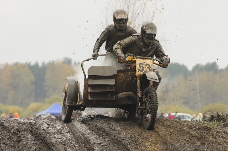 Jaunmārupē pavisam rudenīgos apstākļos noslēgusies Retro motokrosa sezona 136021