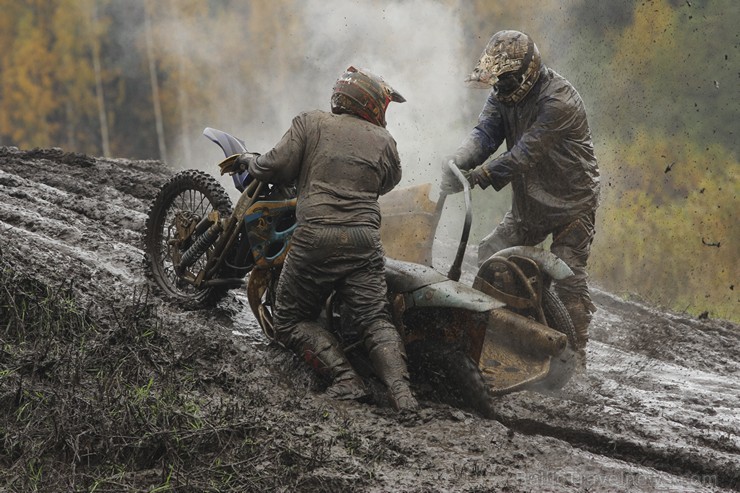 Jaunmārupē pavisam rudenīgos apstākļos noslēgusies Retro motokrosa sezona 136023