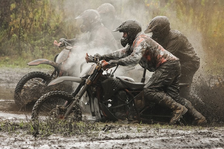 Jaunmārupē pavisam rudenīgos apstākļos noslēgusies Retro motokrosa sezona 136025