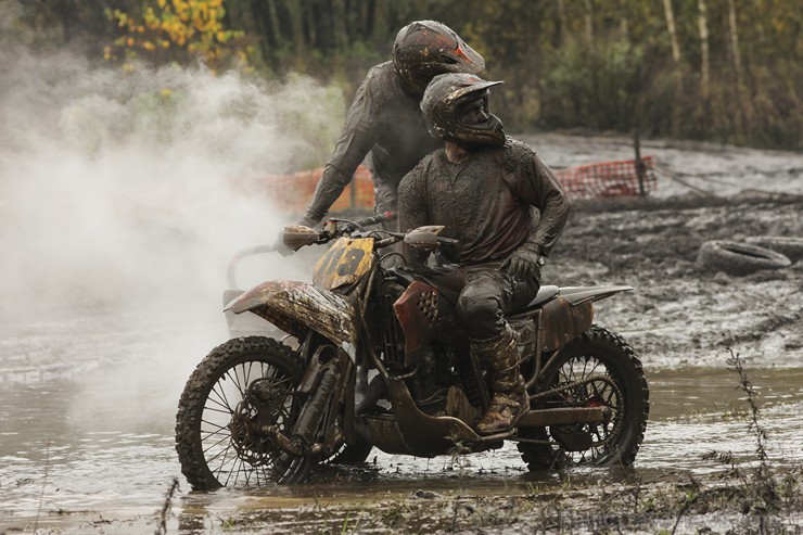 Jaunmārupē pavisam rudenīgos apstākļos noslēgusies Retro motokrosa sezona 136030