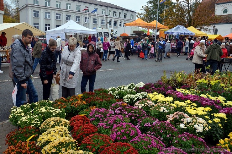 Sestdien, 11.oktobrī, Valmierā tika aizvadīts tradicionālais Simjūda gadatirgus. Šogad tas bija īpaši apmeklēts un priecēja kā pircējus, tā pārdevējus 136130