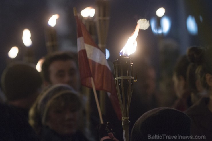 Tradicionālais lāpu gājiens un svecīšu nolikšana pulcē tūkstošiem cilvēku 137873