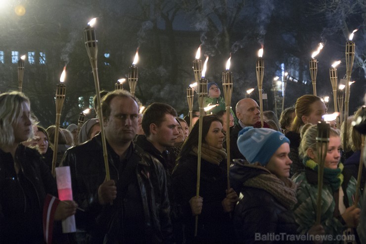 Tradicionālais lāpu gājiens un svecīšu nolikšana pulcē tūkstošiem cilvēku 137876