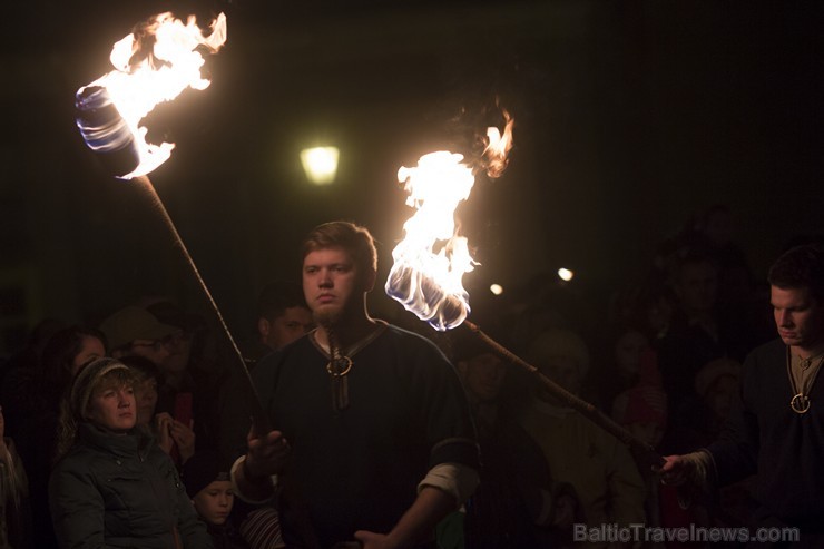 Tradicionālais lāpu gājiens un svecīšu nolikšana pulcē tūkstošiem cilvēku 137881