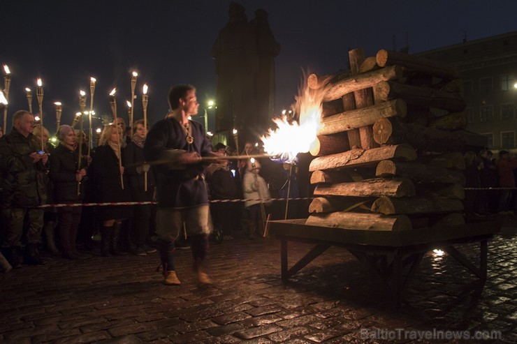 Tradicionālais lāpu gājiens un svecīšu nolikšana pulcē tūkstošiem cilvēku 137882