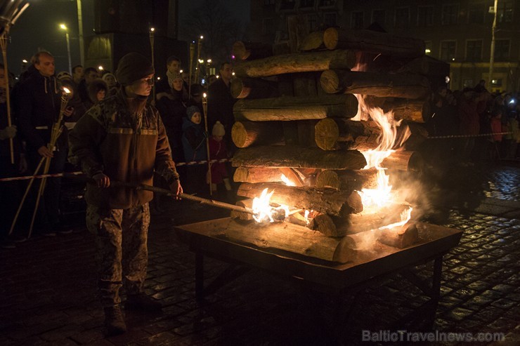 Tradicionālais lāpu gājiens un svecīšu nolikšana pulcē tūkstošiem cilvēku 137883