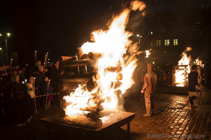 Tradicionālais lāpu gājiens un svecīšu nolikšana pulcē tūkstošiem cilvēku 137884