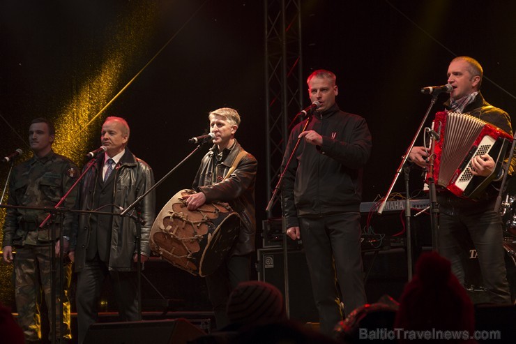 Tradicionālais lāpu gājiens un svecīšu nolikšana pulcē tūkstošiem cilvēku 137888