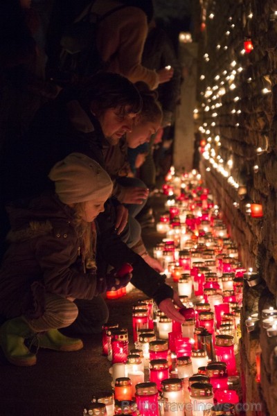 Tradicionālais lāpu gājiens un svecīšu nolikšana pulcē tūkstošiem cilvēku 137893