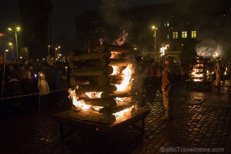 Tradicionālais lāpu gājiens un svecīšu nolikšana pulcē tūkstošiem cilvēku 137896