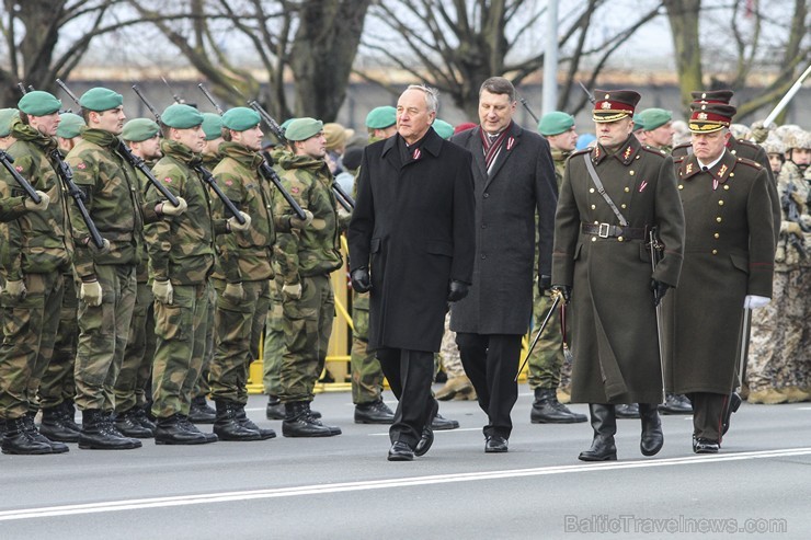 Tūkstošiem cilvēku klātienē vēro bruņoto spēku militāro parādi 138243