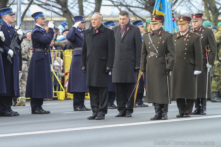 Tūkstošiem cilvēku klātienē vēro bruņoto spēku militāro parādi 138244