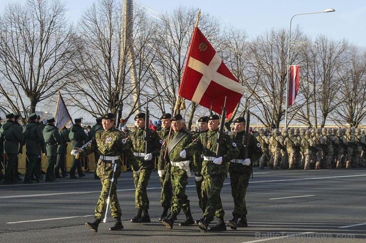 Tūkstošiem cilvēku klātienē vēro bruņoto spēku militāro parādi 138246