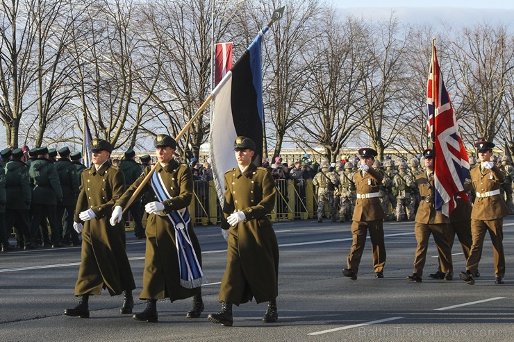 Tūkstošiem cilvēku klātienē vēro bruņoto spēku militāro parādi 138247