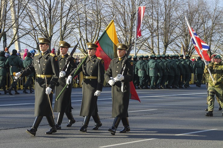 Tūkstošiem cilvēku klātienē vēro bruņoto spēku militāro parādi 138248