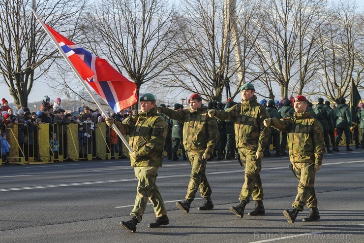 Tūkstošiem cilvēku klātienē vēro bruņoto spēku militāro parādi 138249