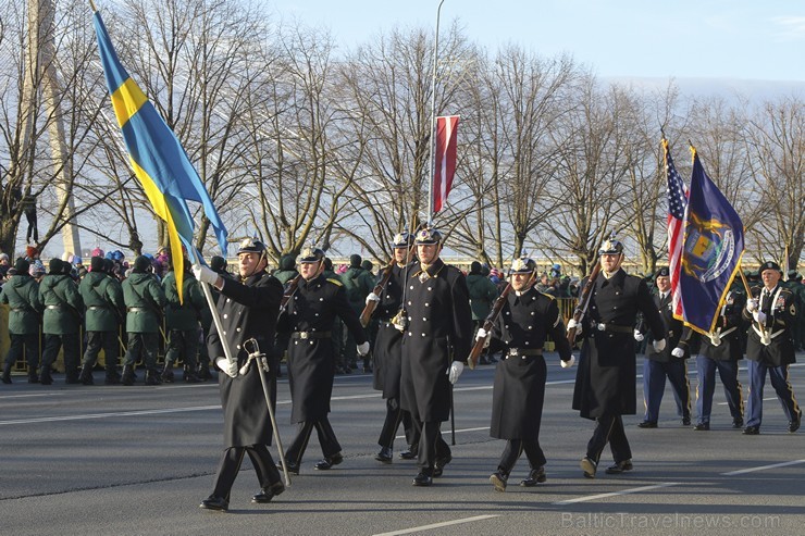 Tūkstošiem cilvēku klātienē vēro bruņoto spēku militāro parādi 138250