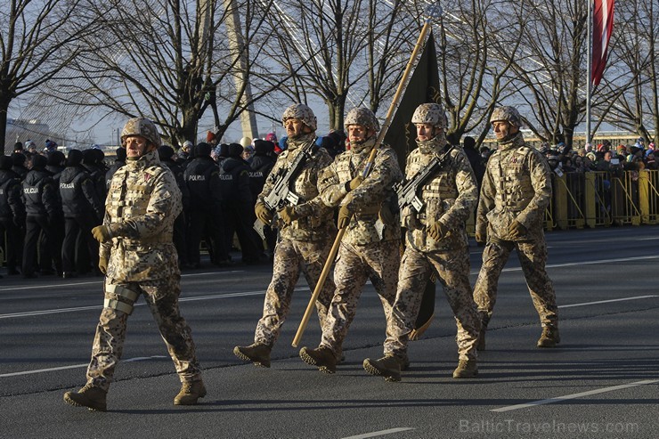 Tūkstošiem cilvēku klātienē vēro bruņoto spēku militāro parādi 138252