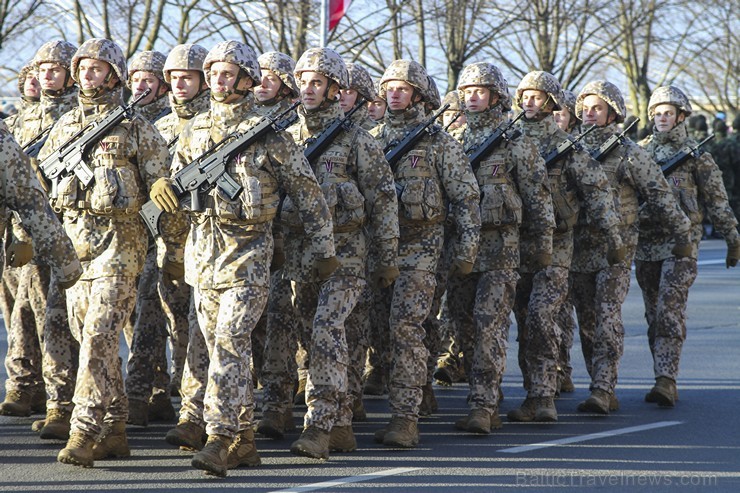 Tūkstošiem cilvēku klātienē vēro bruņoto spēku militāro parādi 138254