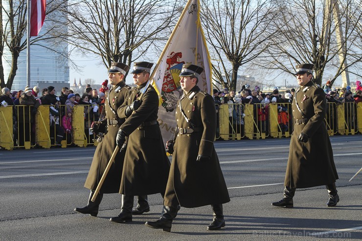 Tūkstošiem cilvēku klātienē vēro bruņoto spēku militāro parādi 138255