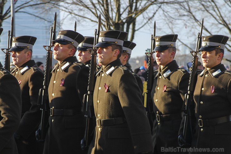 Tūkstošiem cilvēku klātienē vēro bruņoto spēku militāro parādi 138256