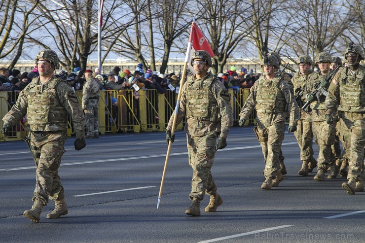 Tūkstošiem cilvēku klātienē vēro bruņoto spēku militāro parādi 138257