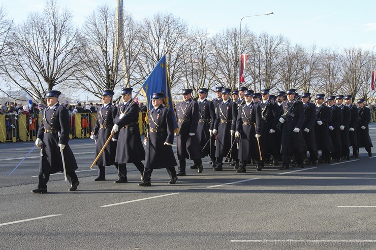 Tūkstošiem cilvēku klātienē vēro bruņoto spēku militāro parādi 138258