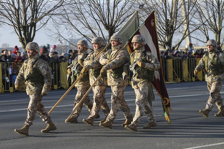 Tūkstošiem cilvēku klātienē vēro bruņoto spēku militāro parādi 138260