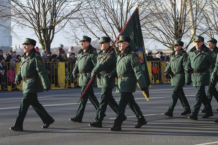 Tūkstošiem cilvēku klātienē vēro bruņoto spēku militāro parādi 138261