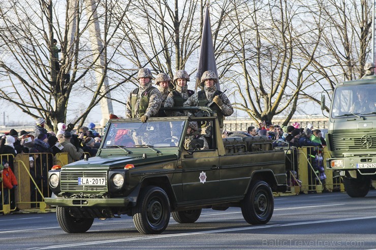 Tūkstošiem cilvēku klātienē vēro bruņoto spēku militāro parādi 138267