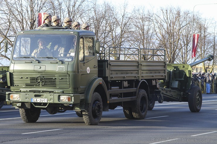 Tūkstošiem cilvēku klātienē vēro bruņoto spēku militāro parādi 138268