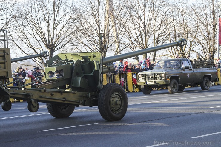 Tūkstošiem cilvēku klātienē vēro bruņoto spēku militāro parādi 138269